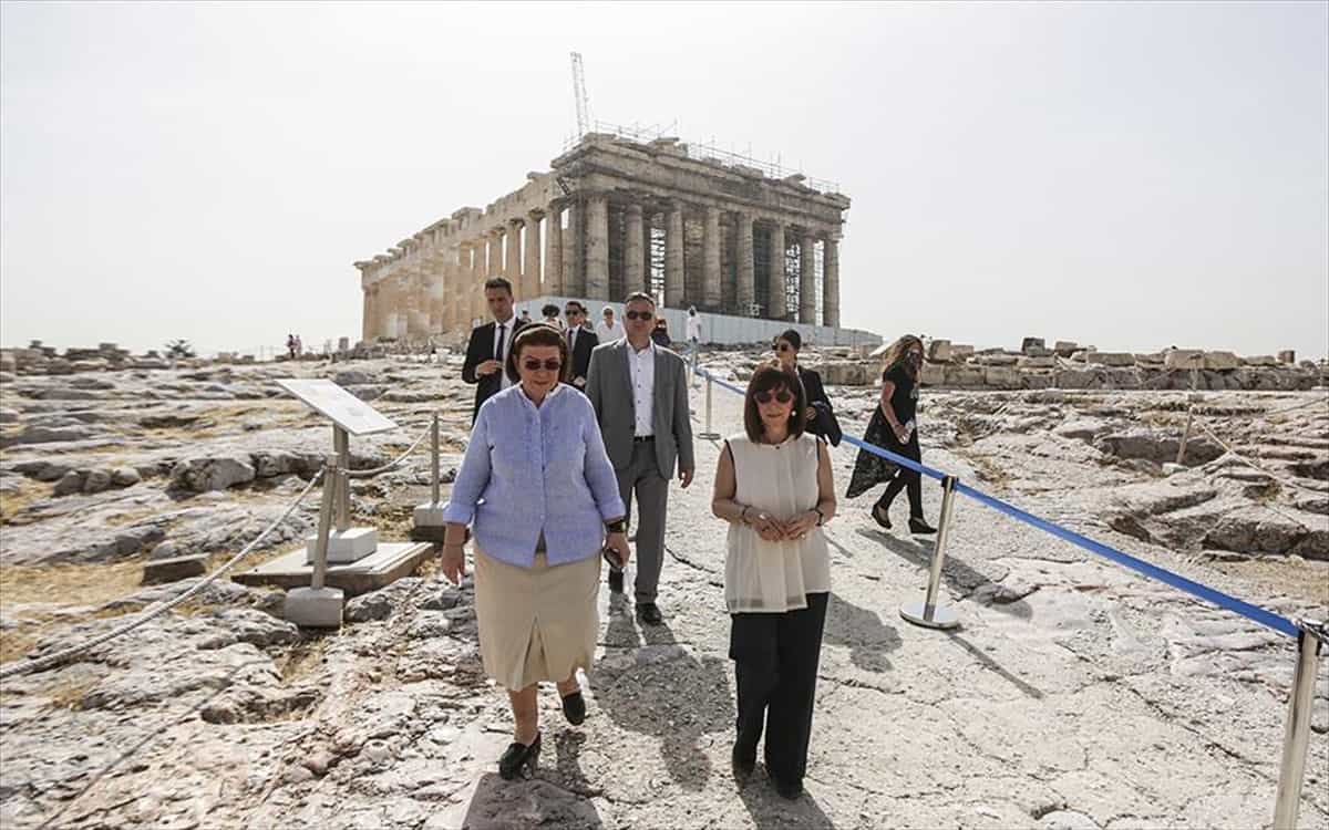 anoixtoi-oi-arxaiologikoi-xoroi-episkepsi-tis-k-sakellaropoulou-stin-akropoli.jpg