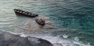 毛里求斯的蓝色珊瑚海毁了!货船触礁泄露1000吨燃油,情况还可能更糟!