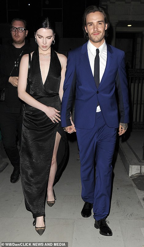 32564300-8678795-Lots_to_smile_about_Liam_looked_happy_as_he_walked_with_his_wife-a-121_1598798959546