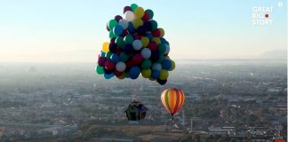 用气球真能把房子带上天飞行!这大叔活成了真人版的
