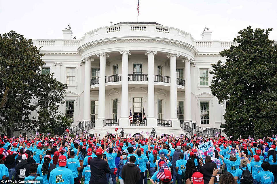 34234114-8826761-The_crowd_of_around_400_supporters_donned_Blexit_DC_Back_the_Blu-a-190_1602366539837
