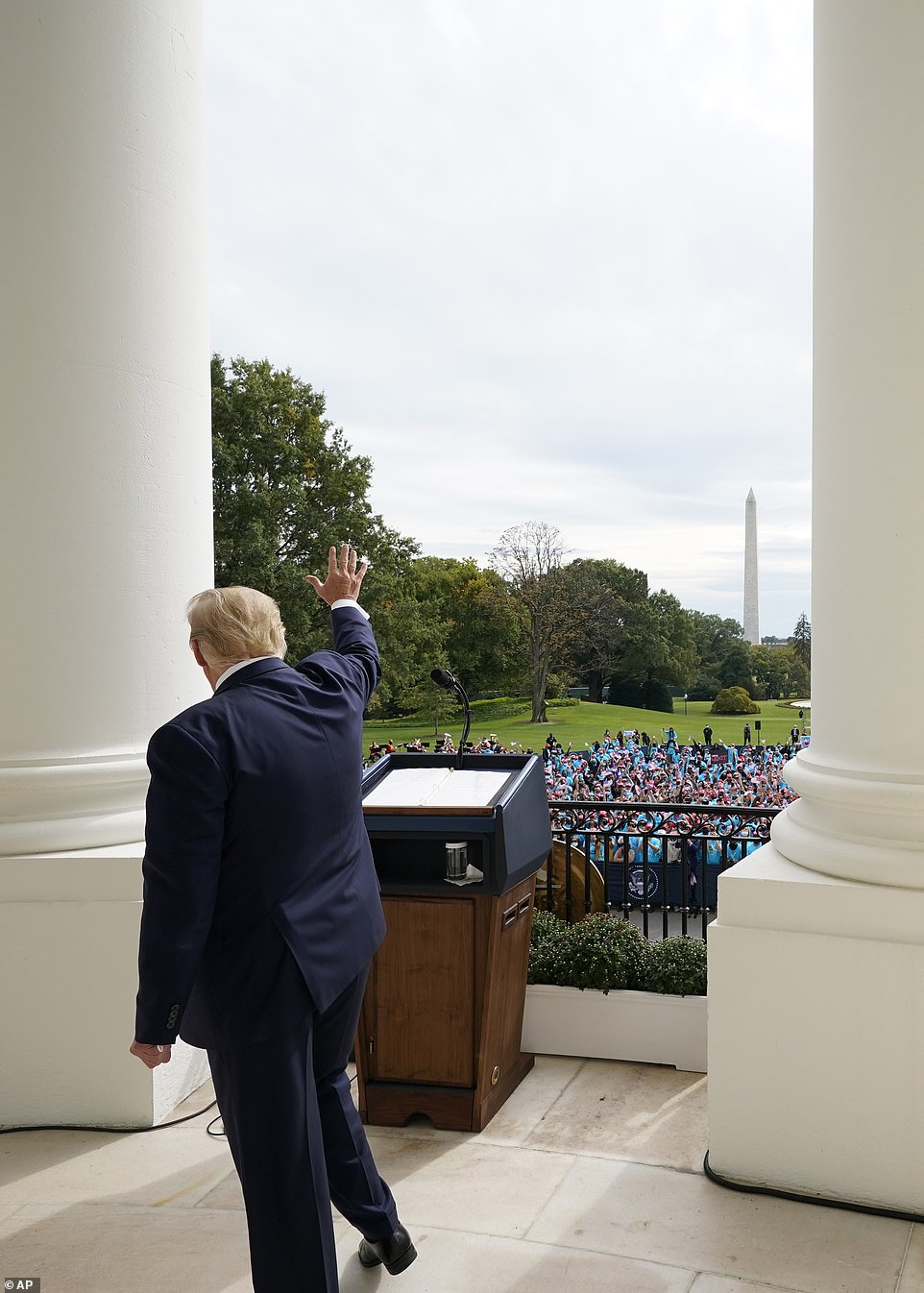 34234790-8826761-Trump_waved_to_crowds_who_wore_masks_but_didn_t_social_distance_-a-194_1602366539951