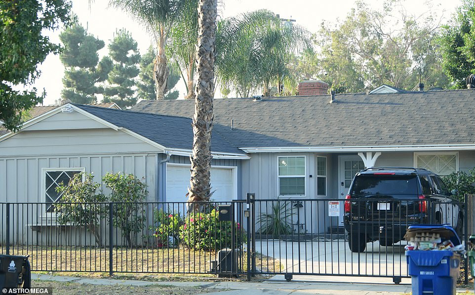 33542588-8765469-The_pair_have_moved_in_together_to_this_rented_home_about_30_min-a-74_1601309120625.jpg