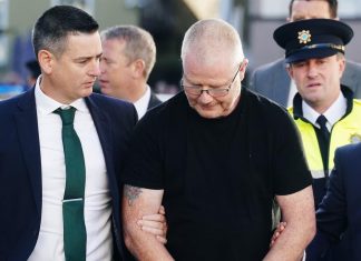 妻子携款失踪,丈夫电视痛哭寻人。6年后才发现,妻子埋在他楼下