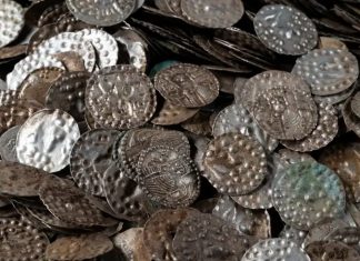 钓鱼佬河边挖蚯蚓,挖出来1000年前埋藏宝藏!果然除了鱼,钓鱼佬啥都能钓到