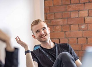 4天工作制都落伍了?这公司开始32小时/周,上满就行,咋上不管!