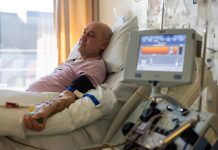 不小心踢到脚趾,脖子折了!检查发现他脊柱竟有28个洞,传导到脖子上了!