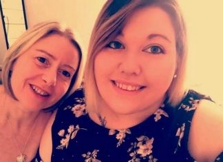 女孩爱上大自己27岁的已婚女子,被网友质疑:其实爱上妈妈?