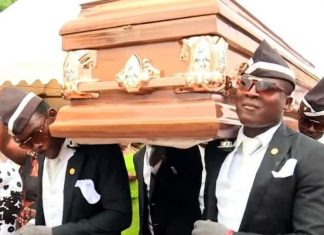 在“黑人抬棺”发源地,鱼、菠萝、螃蟹都能当棺材?葬礼很欢乐