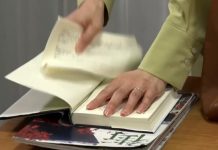 出门还想看书,直接撕下书页方便携带。这行为让日本人吵翻了