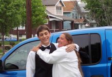 儿子的心脏救活陌生女孩。13年后女孩遇困,她再度援手:想让那颗心一直跳着