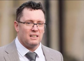 丈夫给妻子手机偷装监控。没有刀枪,只是不断监控行踪把她逼死!这,算谋杀么?