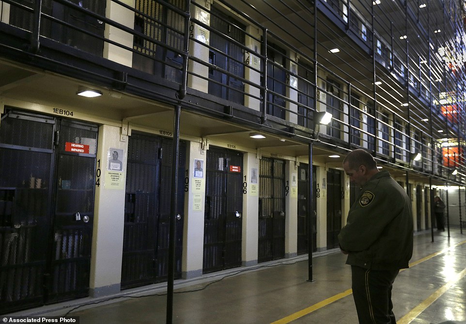 为了等待死刑,他们已经在这里面关了20年.