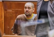 他刺死好莱坞名导双亲,现在还想继承遗产?用父母的钱,打杀死父母的官司