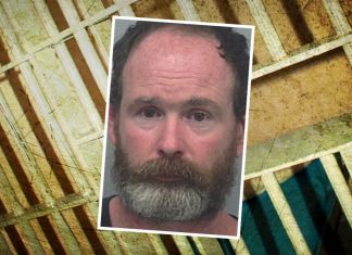 男孩在家中纵火意外烧死妹妹,也趁机揭开了父亲残忍的真面目