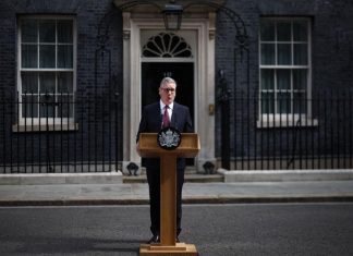 英国首相被内部逼宫含泪辞职?!10年第7任首相,捕鼠大臣Larry又又又熬走一位…